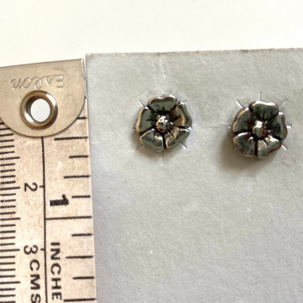 NWOT, Cute SS flower stud earrings, about 3/8". - Picture 2 of 3